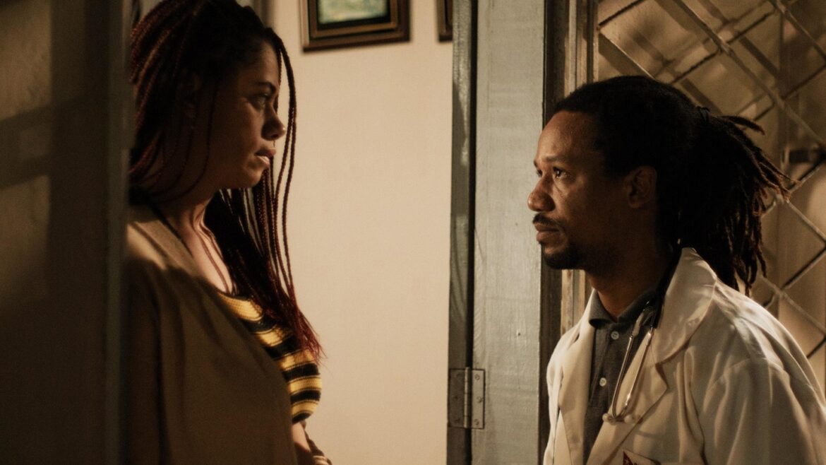 CRÍTICA – O DESERTO DE AKIN