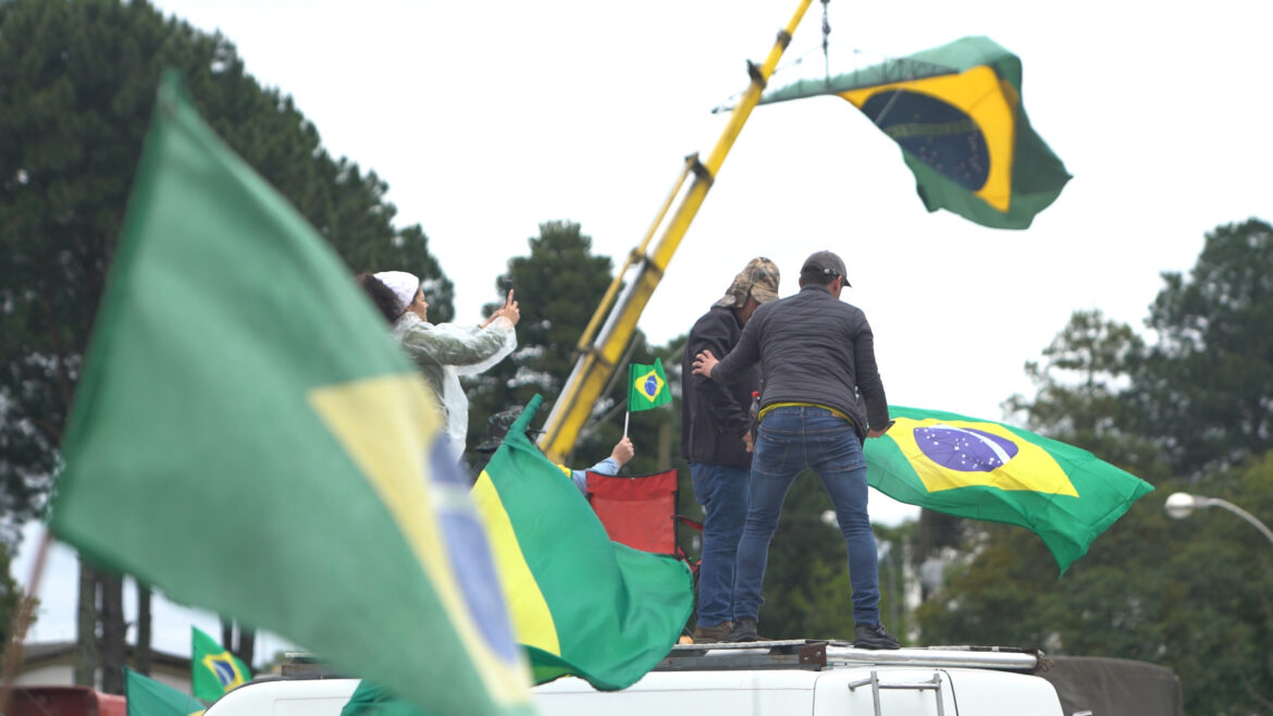 CRÍTICA – NO CÉU DA PÁTRIA NESSE INSTANTE