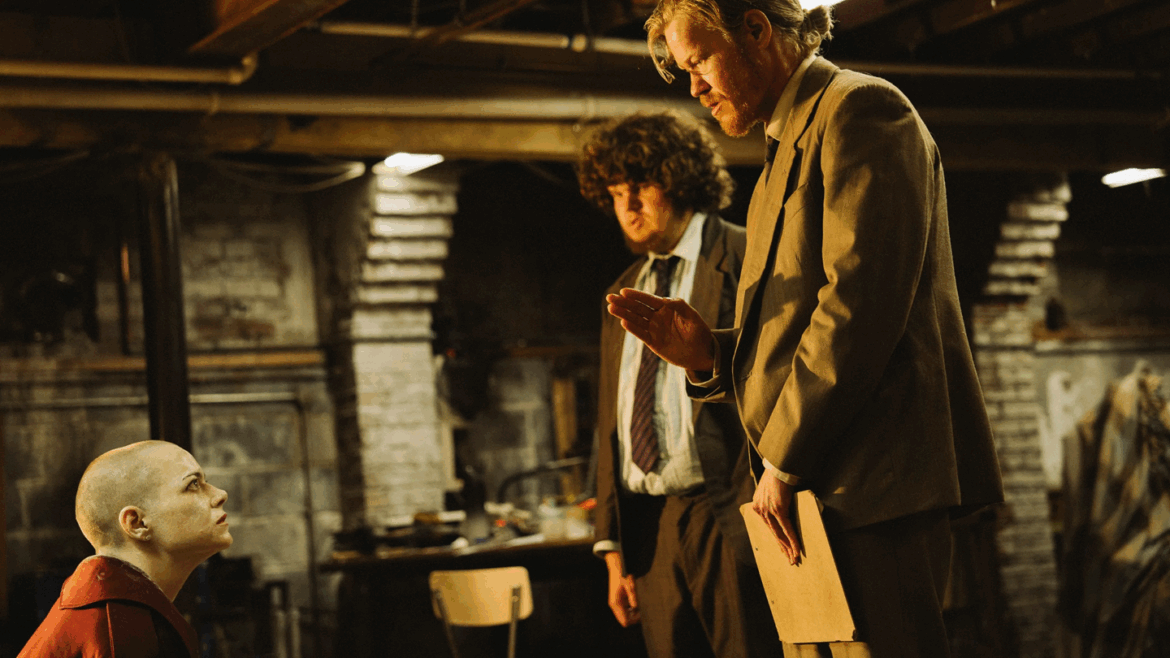 CRÍTICA – BUGONIA